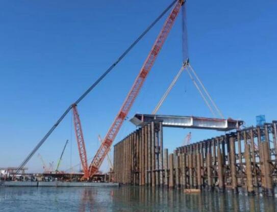 京雄高速公(gong)路永定河特(tè)大橋首段鋼(gang)箱梁成功吊(diao)裝