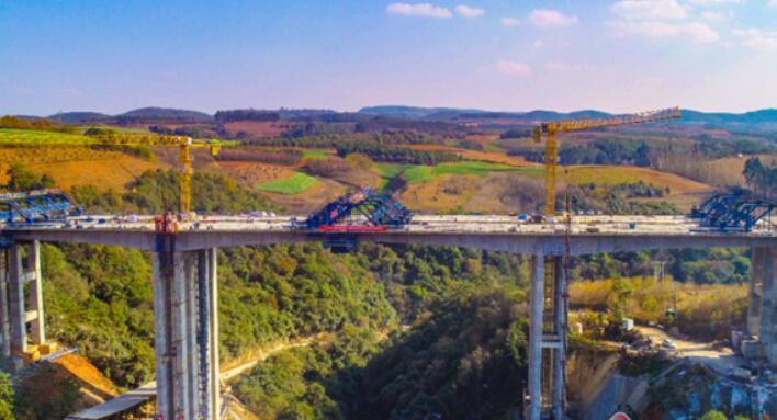 三清(qing)高速全(quán)線唯一(yi)連續剛(gang)構橋馬(ma)蹄河大(da)橋順利(lì)合龍