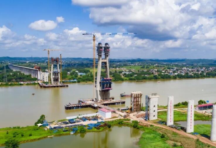 國内高速(su)鐵路最大跨度鋼(gāng)-混斜拉橋六景郁(yù)江特大橋首座主(zhǔ)塔封頂