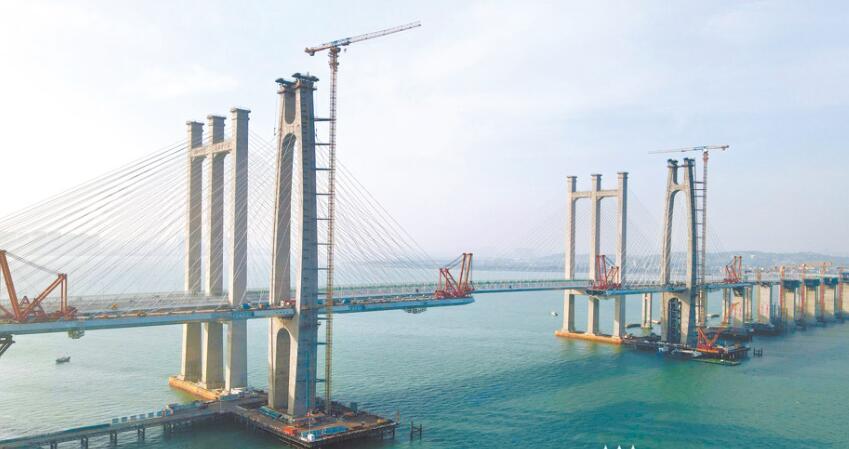 福廈客(ke)專泉州(zhōu)灣跨海(hai)大橋南(nán)輔助跨(kuà)順利合(he)龍
