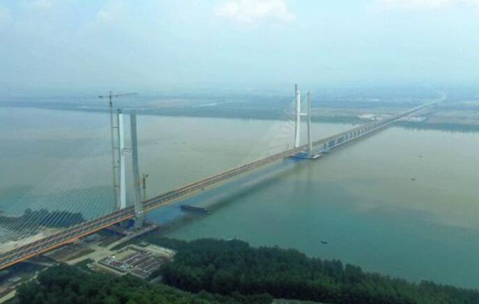 同(tong)類跨徑(jing)最大的(de)鋼砼結(jié)合及鋼(gang)砼疊合(hé)梁斜拉(la)橋赤壁(bì)長江公(gong)路大橋(qiao)交工驗(yàn)收