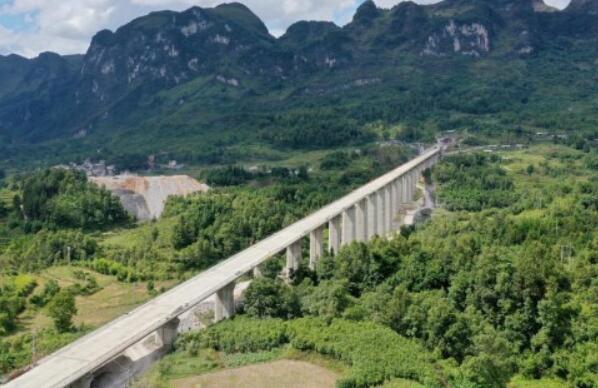 貴南高(gāo)鐵撈村(cun)雙線特(tè)大橋合(he)龍