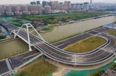 高郵市威高(gao)大橋正式竣(jun4)工通車，全長(zhǎng)492米