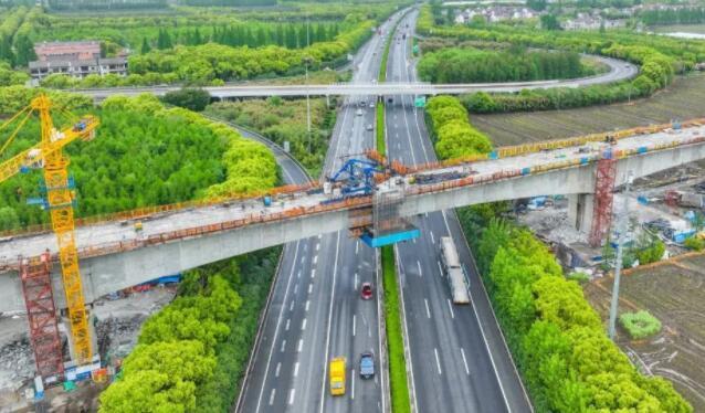 滬(hu)蘇湖鐵路跨G60高速(sù)連續梁合龍