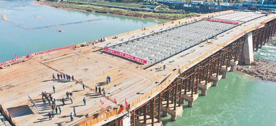 三江(jiang)口大橋主(zhǔ)橋鋼箱梁(liang)正式合龍(lóng)