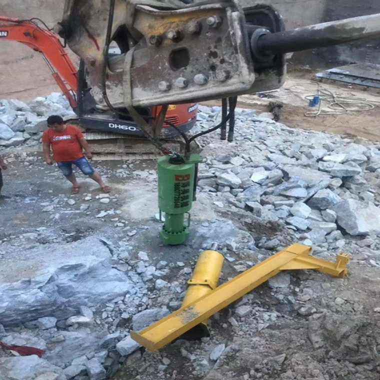 咸阳尔(er)易金属(shu)制造集(jí)团(WAP站)M20挖(wā)改式機(ji)載劈裂(lie)機