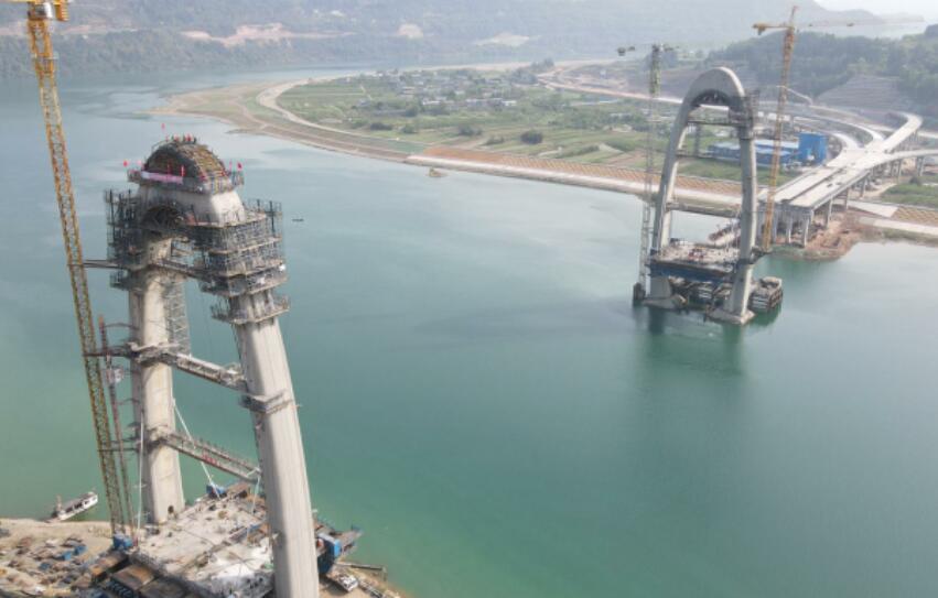 嘉陵江(jiāng)百利大(da)橋2号墩(dun)索塔順(shùn)利封頂(dǐng)