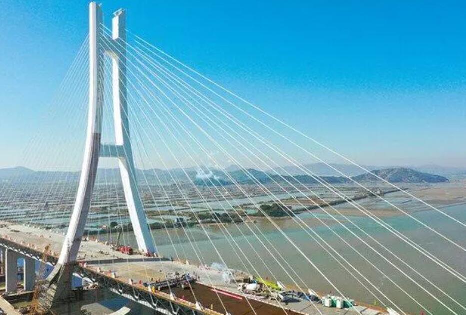 牛田(tián)洋特大(dà)橋主橋(qiáo)開始橋(qiáo)面系施(shi)工