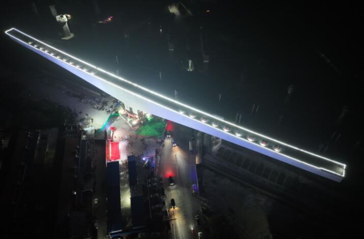 18000噸(dūn)重233.6米長！國内(nei)跨越高鐵最(zuì)大懸臂單線(xian)轉體橋轉體(ti)成功