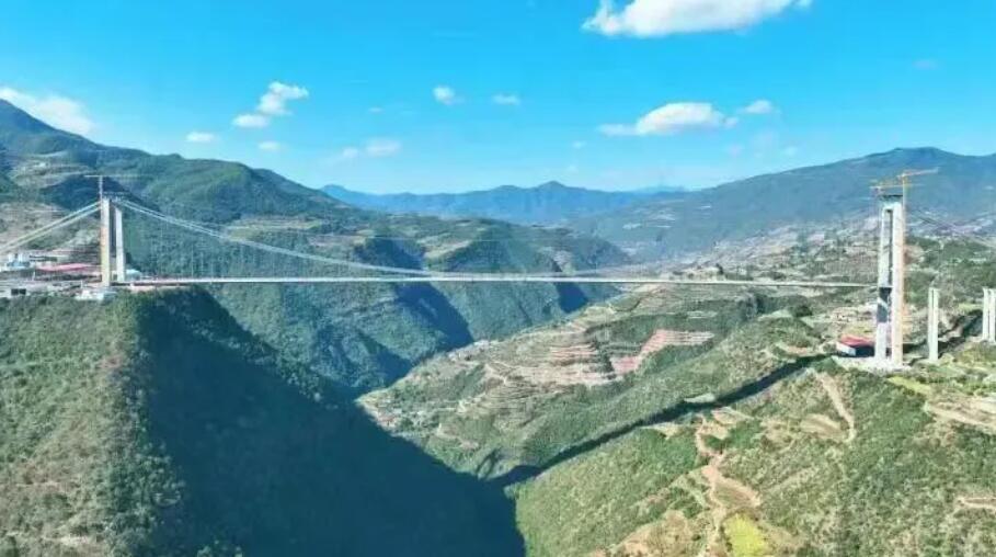 雲南永(yong)大高速江底(di)河大橋主橋(qiao)合龍