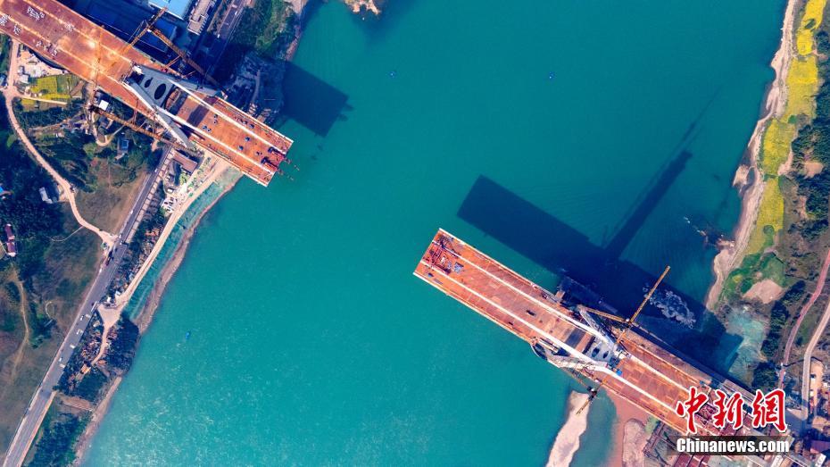 四川(chuān)宜賓臨港公(gōng)鐵兩用長江(jiāng)大橋加緊鋼(gāng)箱梁吊裝施(shi)工