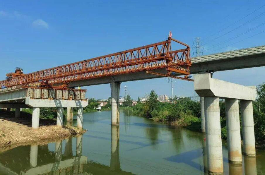 漢施公(gong)路大橋左幅(fu)首孔50米T型梁(liáng)架設順利完(wan)成