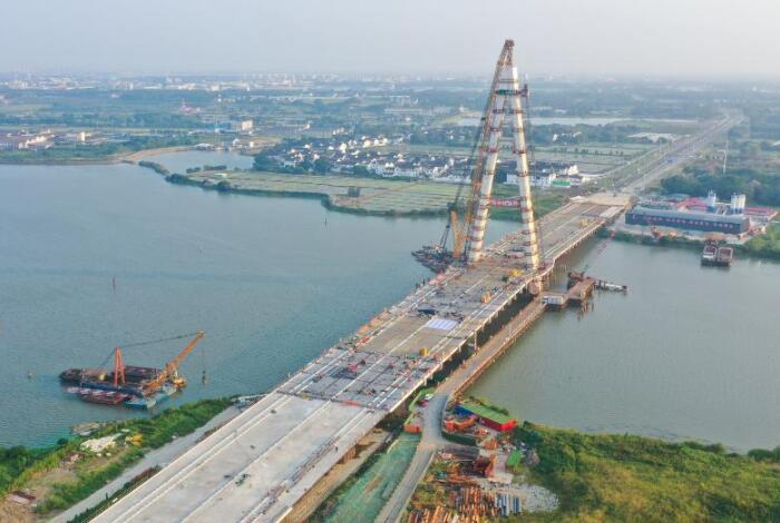 無錫(xī)宛山湖(hu)大橋鋼(gāng)塔順利(li)合龍