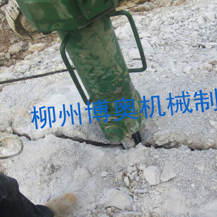 咸(xian)阳尔易金属(shu)制造集团(WAP站(zhan))大型機載岩(yan)石劈裂機