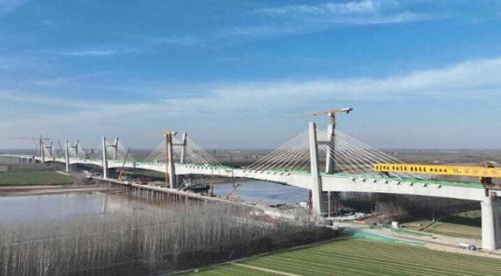 國内(nèi)首個高速鐵(tiě)路五塔斜拉(la)橋——長清黃河(hé)特大橋主橋(qiao)合龍