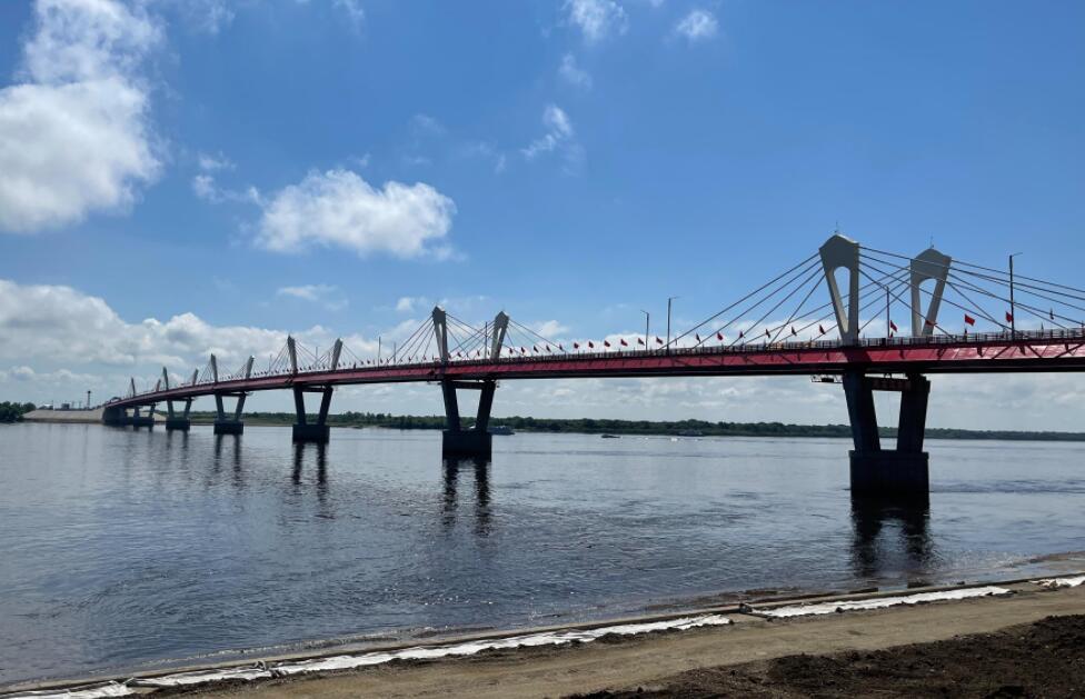 連接中國(guo)和俄羅斯兩(liǎng)國邊境的黑(hei)龍江大橋正(zheng)式通車