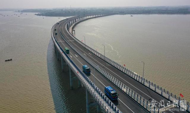 主橋(qiao)3.024公裏的壽(shòu)縣瓦埠湖(hú)大橋正式(shì)建成通車(che)