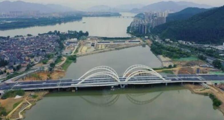 富陽(yang)公望大(da)橋竣工(gōng)，預計今(jin)年9月通(tong)車
