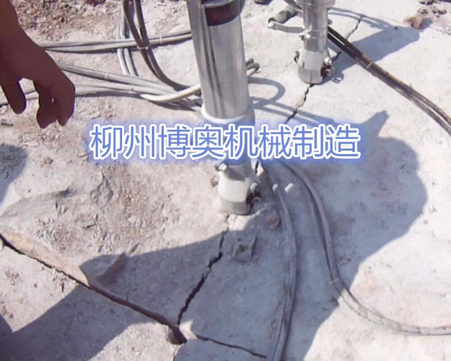 岩石(shí)劈裂機(ji)的使用(yong)維護決(jue)定設備(bei)的使用(yong)壽命