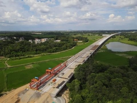 海南文臨(lín)公路龍州河特大(dà)橋完成箱梁架設(shè)