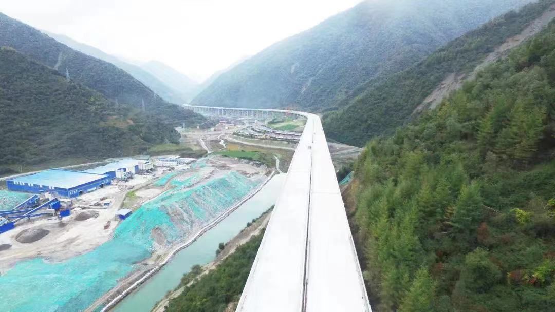 九綿(mián)高速全線(xiàn)難度最大(dà)剛構橋厄(è)哩村特大(da)橋主橋雙(shuāng)幅合龍