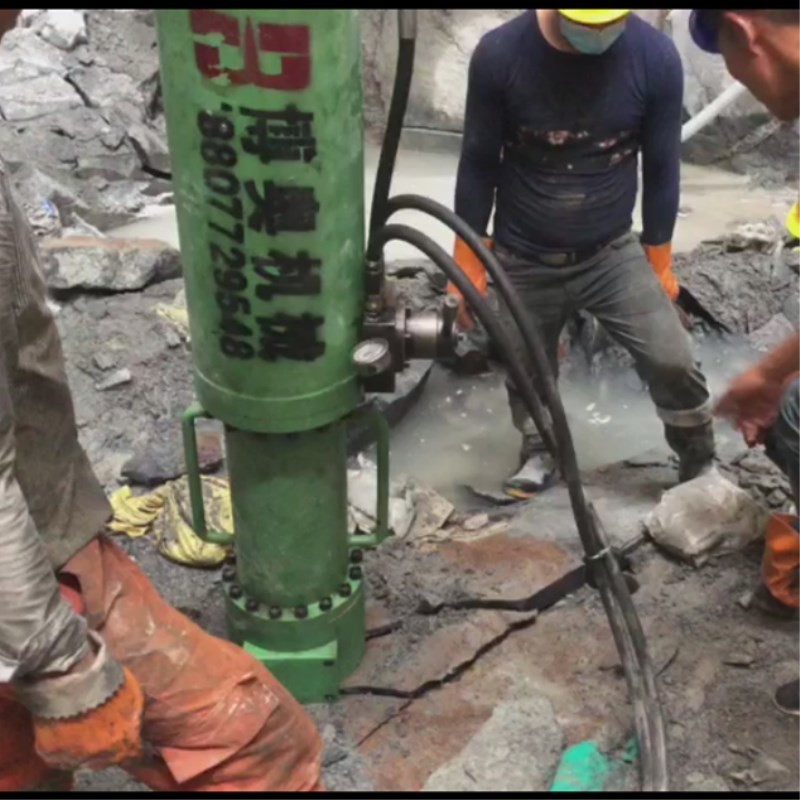 咸(xian)阳尔易(yi)金属制(zhì)造集团(tuán)(WAP站)M20挖改(gǎi)式機載(zai)劈裂機(jī)