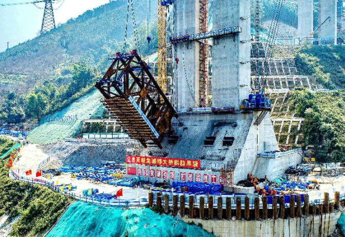 廣西(xi)天峨龍灘特(tè)大橋首節段(duan)拱肋吊裝順(shun)利完成