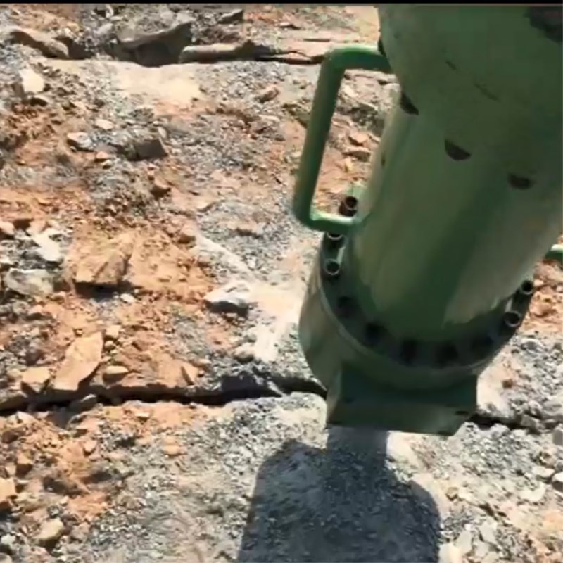 咸阳(yáng)尔易金(jīn)属制造(zào)集团(WAP站(zhan))M20挖改式(shi)機載劈(pi)裂機