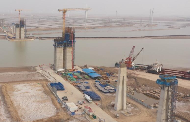 世界第(dì)一跨徑梁橋套爾(ěr)河特大橋零号塊(kuài)完成首次澆築