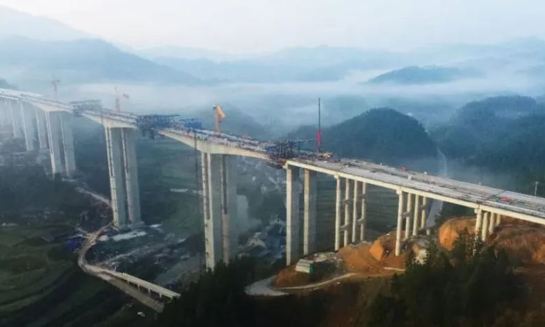 芷銅(tóng)高速公路拖(tuo)沖特大橋順(shun)利合龍