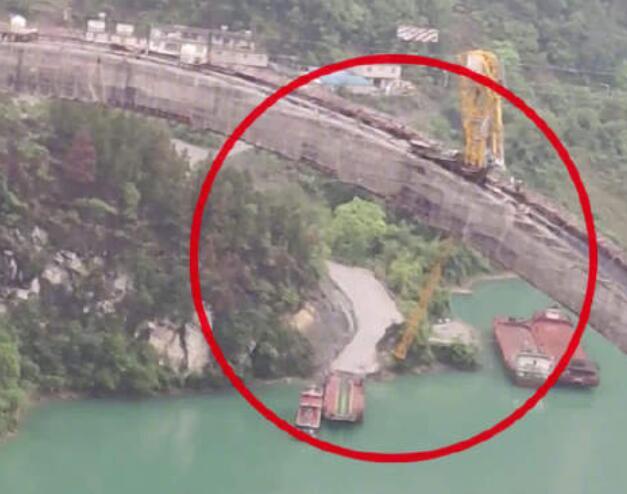 重慶一(yi)在建大(dà)橋塔吊(diào)被撞斷(duàn)