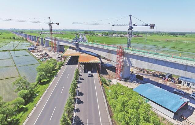 佳鶴鐵路(lu)跨鶴大高速公路(lu)特大橋連續梁合(he)龍