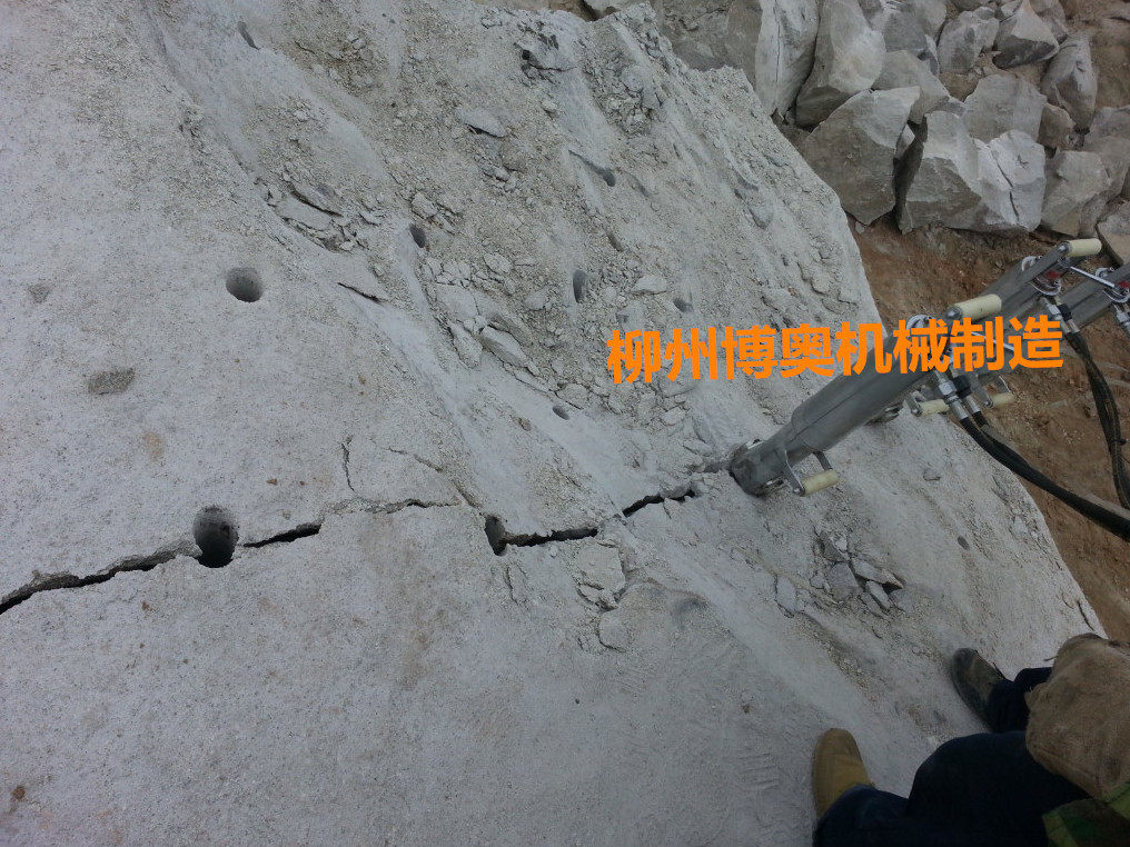 劈石機廠(chang)家供應專業(yè)破硬石頭